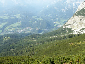 Blick ins Tal zur im Dunst liegenden Burg Werfen